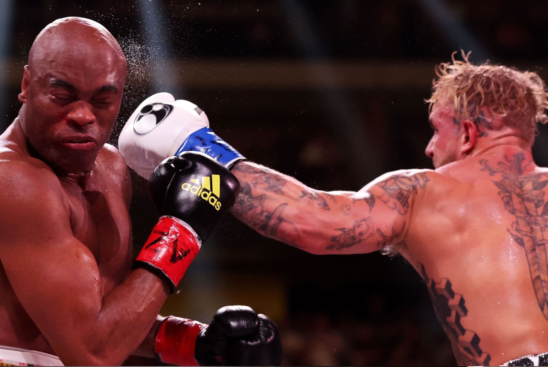Jake Paul (vpravo) s MMA legendou.